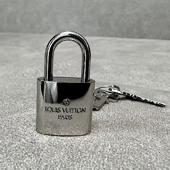 Silver Louis Vuitton lock Key Necklace complimentary, Authentic, Number 315 - Picture 5 of 7